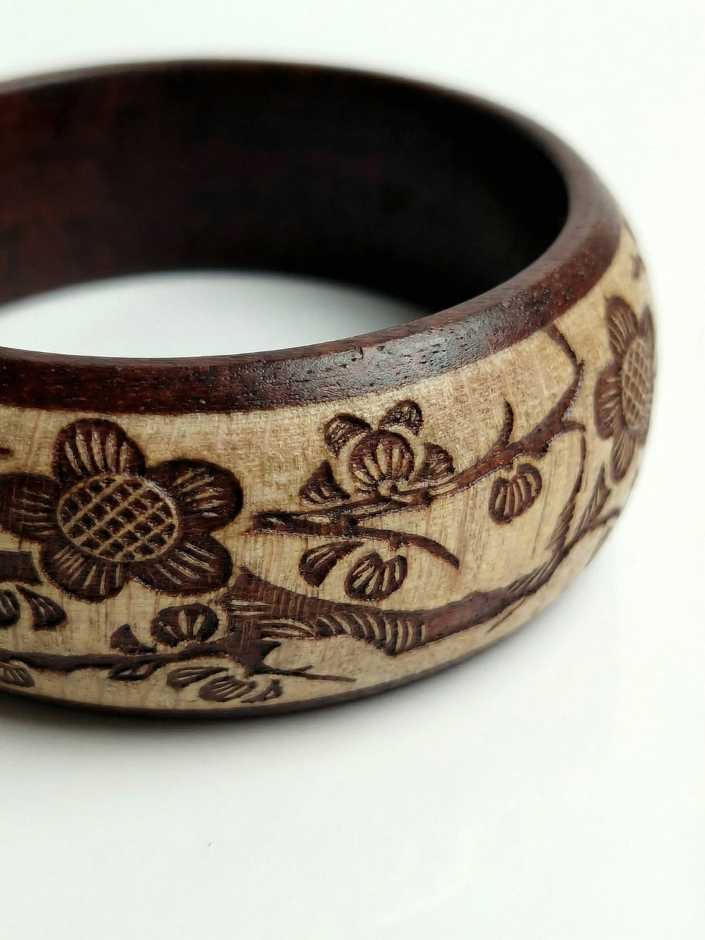 Brazalete Veda Carved Wood
