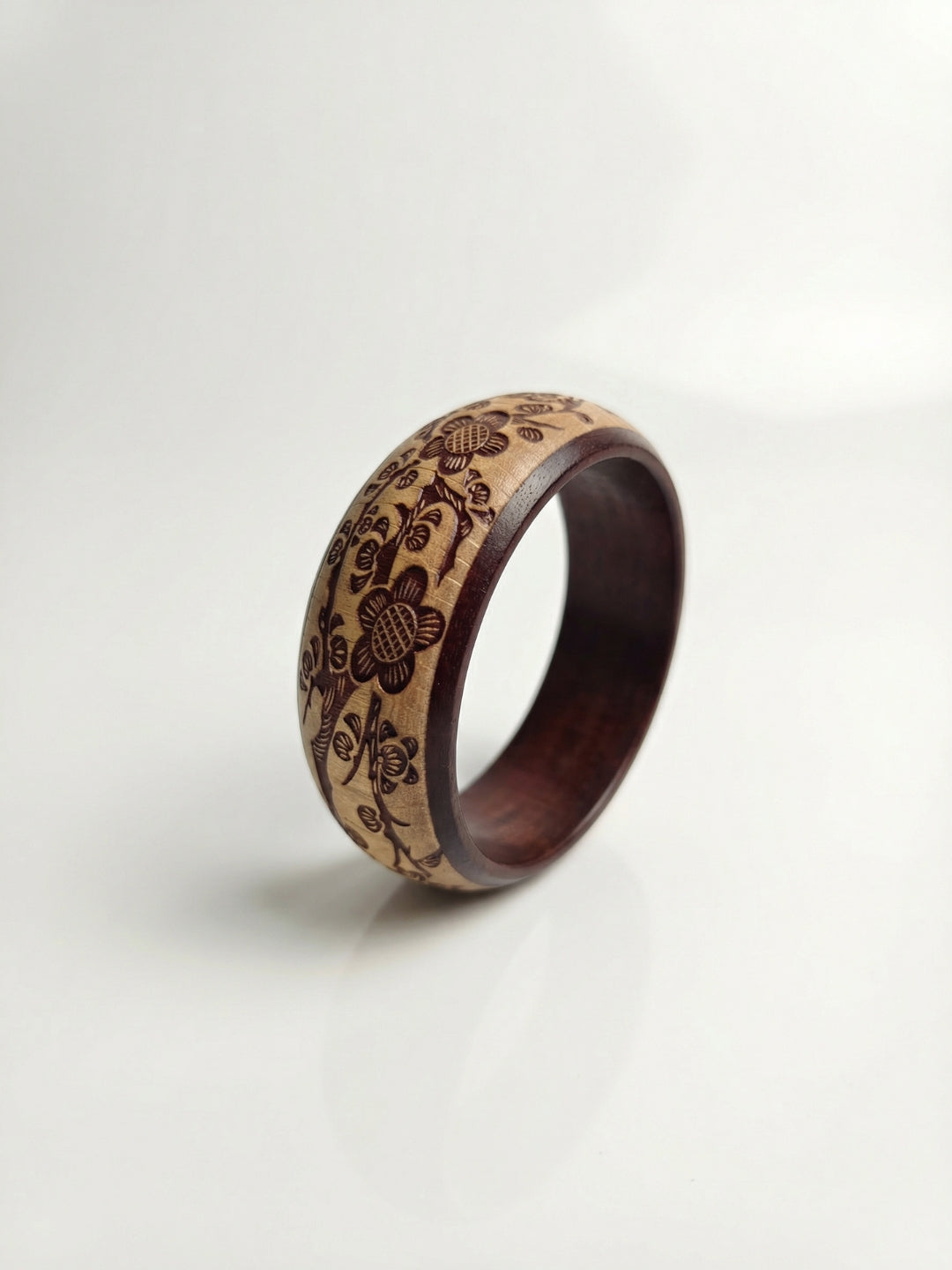 Brazalete Veda Carved Wood