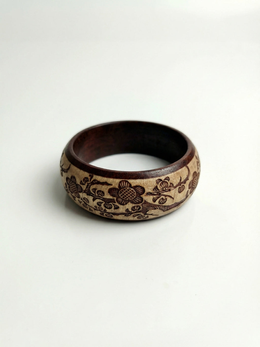 Brazalete Veda Carved Wood