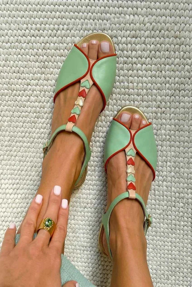Adonaí Sandalias Planas Slingback con Punta Abierta y Detalle de Corazón