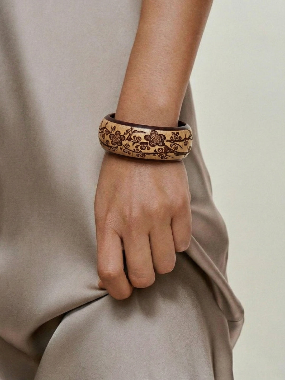 Brazalete Veda Carved Wood