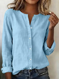 Blusa suave lisa azul con manga larga y botones
