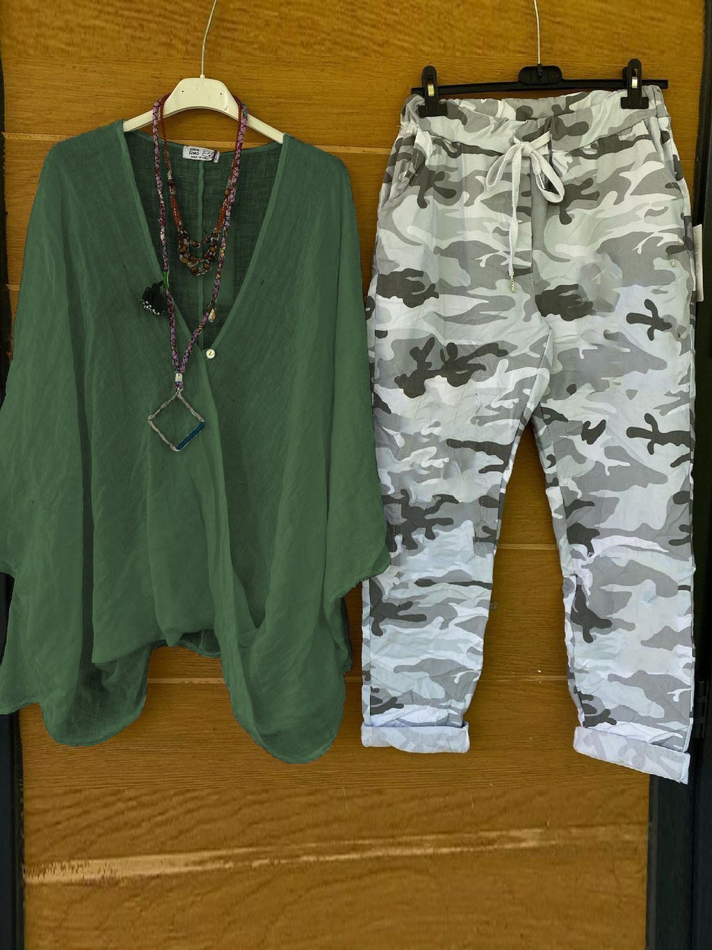 Conjunto de dos piezas de camuflaje con escote en pico y manga corta