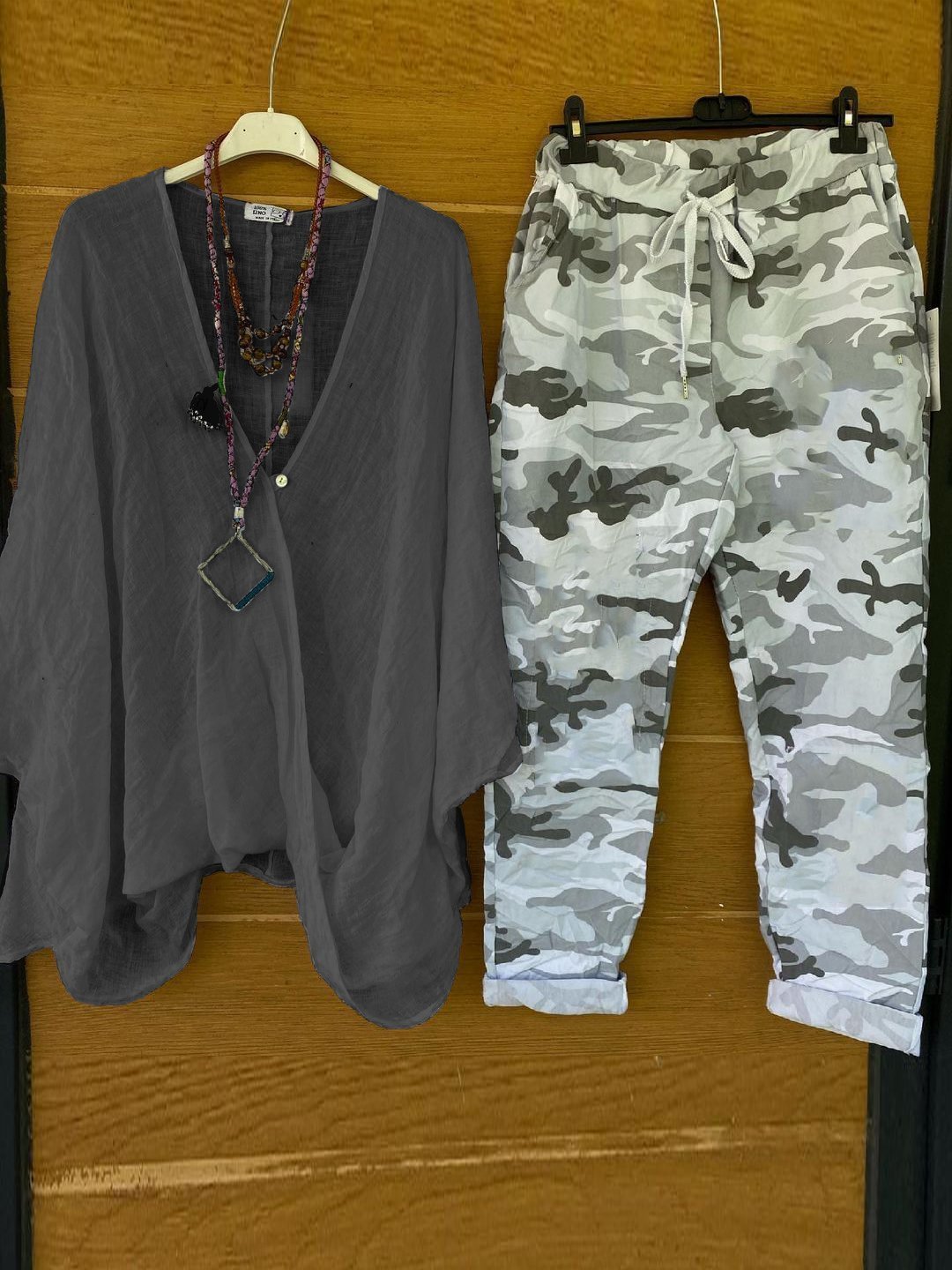Conjunto de dos piezas de camuflaje con escote en pico y manga corta