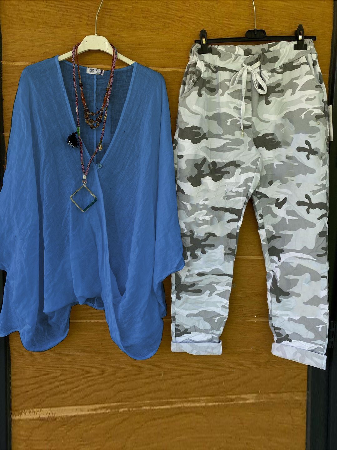 Conjunto de dos piezas de camuflaje con escote en pico y manga corta