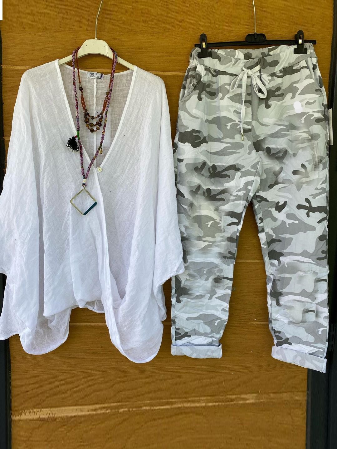 Conjunto de dos piezas de camuflaje con escote en pico y manga corta