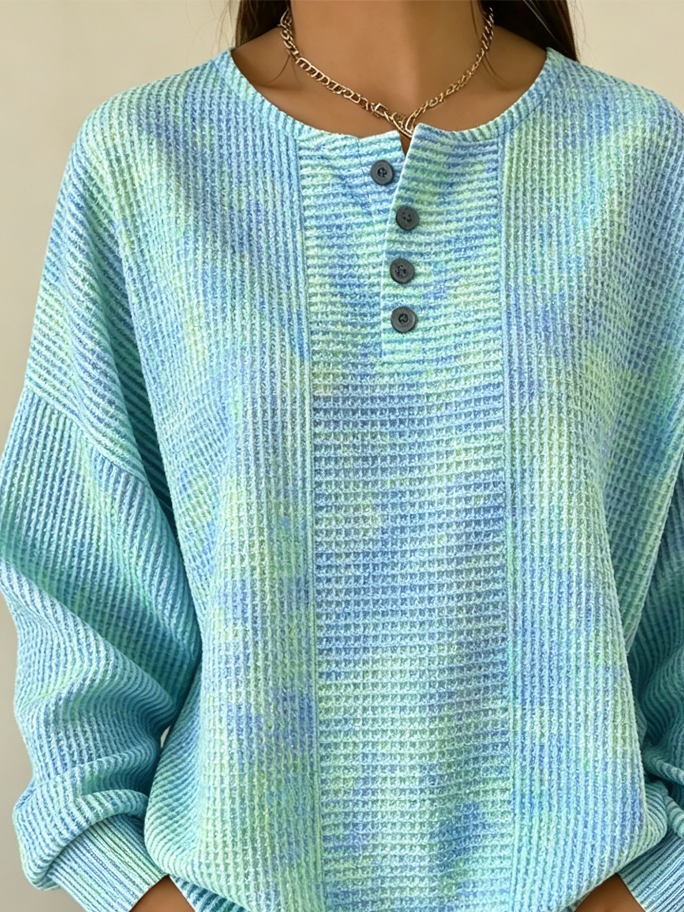 Top tie dye de tejido gofre con cuello henley y manga larga — foto 2