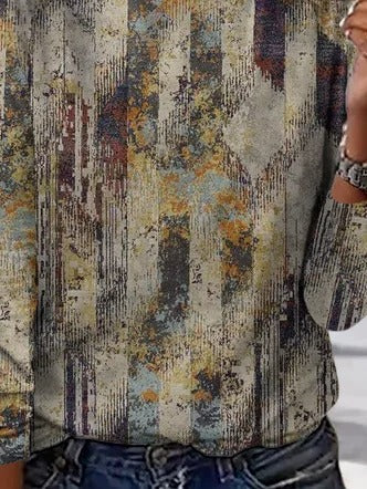 Blusa casual abstracta con cuello redondo y manga larga · Clara