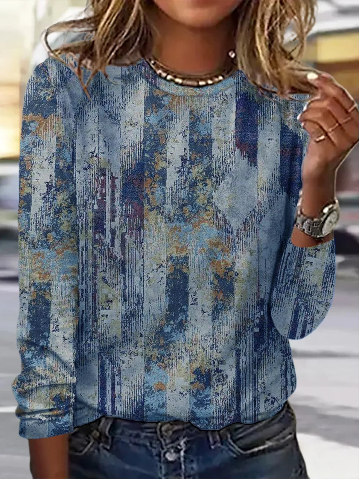 Blusa casual abstracta con cuello redondo y manga larga · Clara
