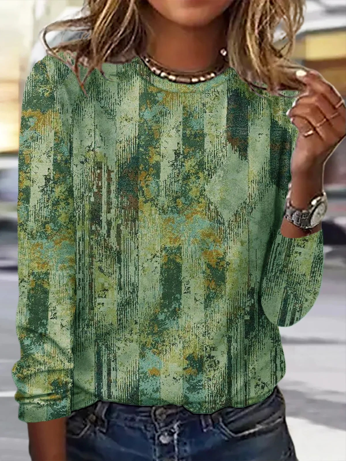 Blusa casual abstracta con cuello redondo y manga larga · Clara
