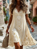Vestido de playa corto de flores marfil con escote en pico y manga corta