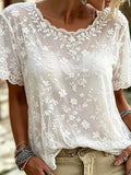 Blusa de flores de encaje blanca con cuello redondo y manga corta