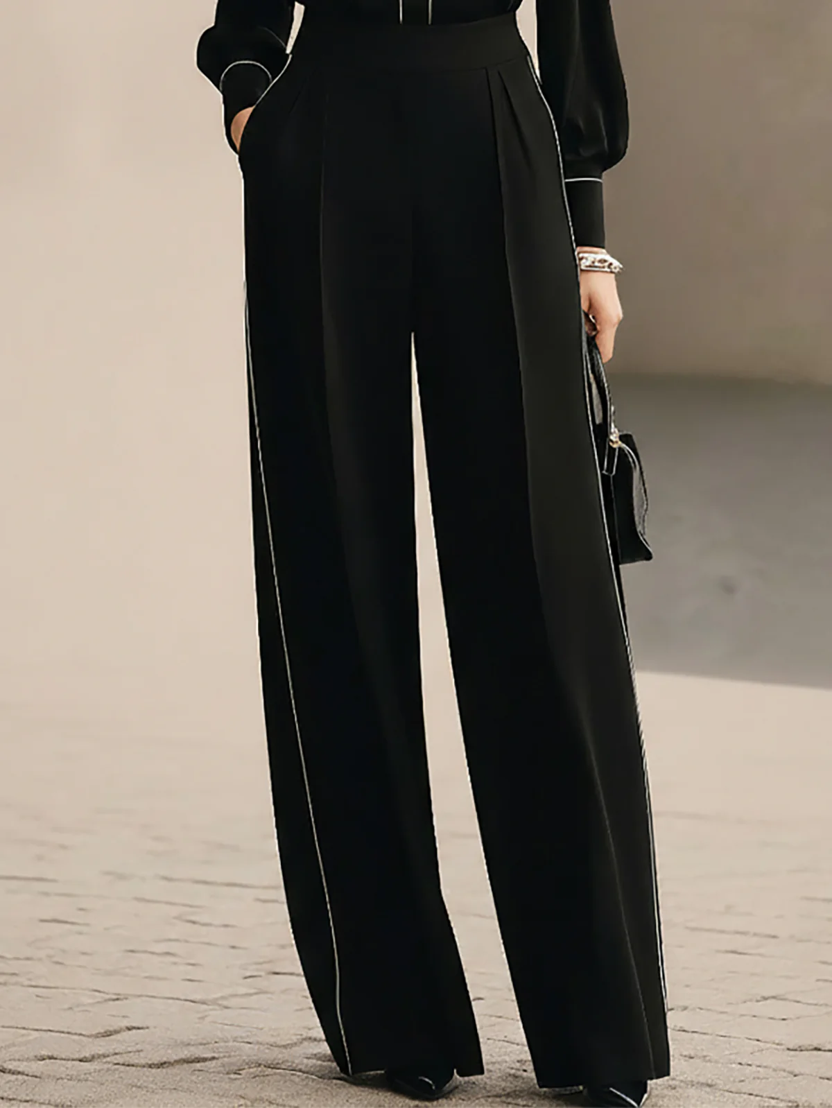 Ana Conjunto de Dos Piezas: Blusa Negra con Lazo y Ribete Blanco y Pantalón Ancho