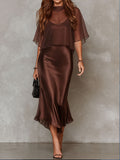 María Conjunto de Dos Piezas: Blusa de Gasa Marrón y Vestido Midi de Satén