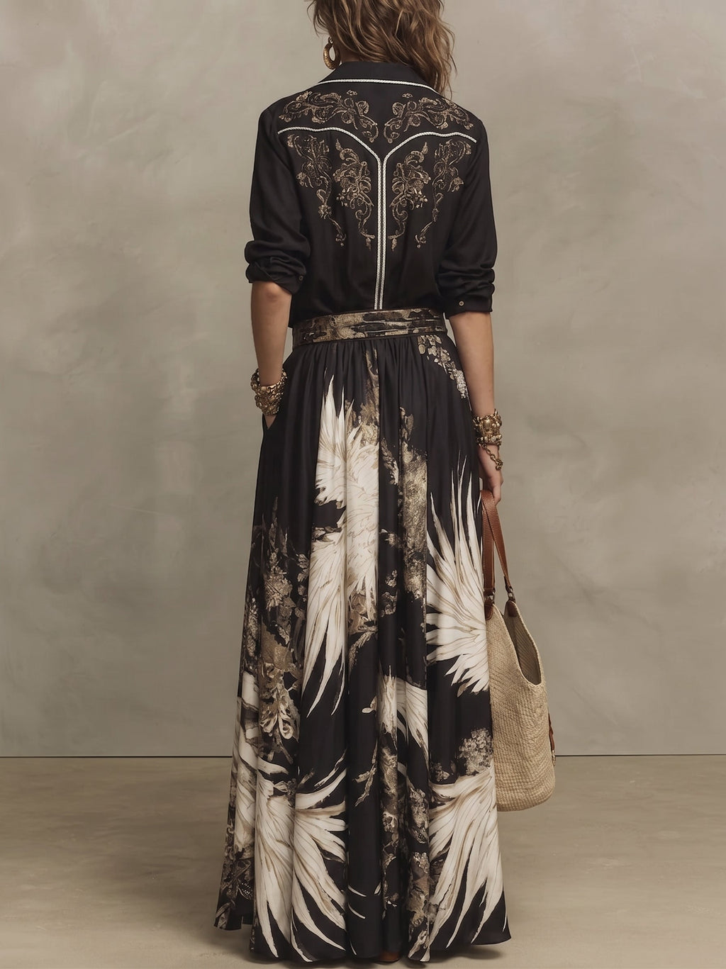 Fátima Conjunto de Camisa con Media Cremallera y Estampado Artístico Negro y Dorado y Falda Midi Floral Fluida