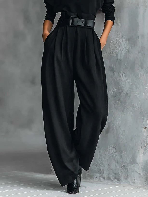 Daniela Conjunto Negro de Camiseta de Cuello Alto y Pantalón Recto (Incluye Cinturón)