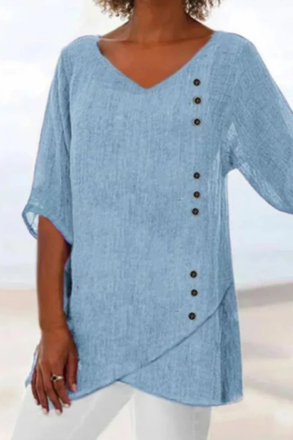 Top casual liso con escote en pico, manga francesa y botones