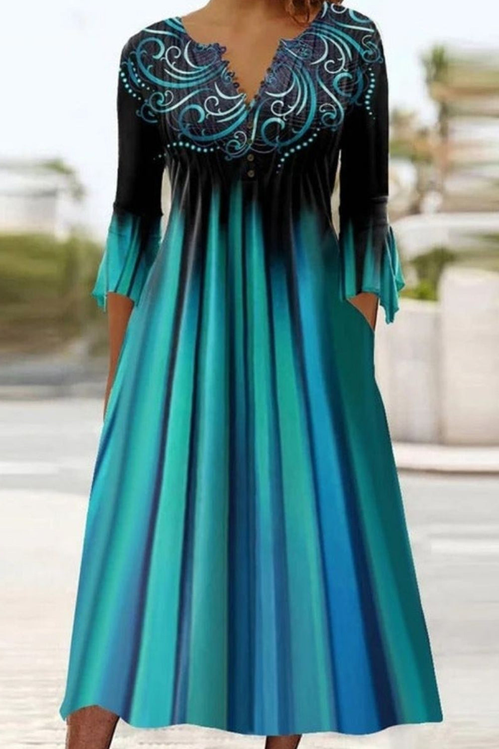 Vestido midi de rayas verde con escote en pico y manga tres cuartos