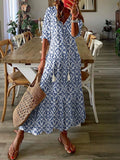 Vestido casual estampado azul con escote en pico y manga corta