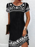 Vestido corto de flores negro con cuello redondo y manga corta