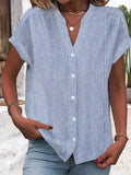 Blusa de rayas azul con escote en pico y manga corta