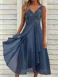 Vestido midi de encaje azul con escote en pico y ribete, sin mangas