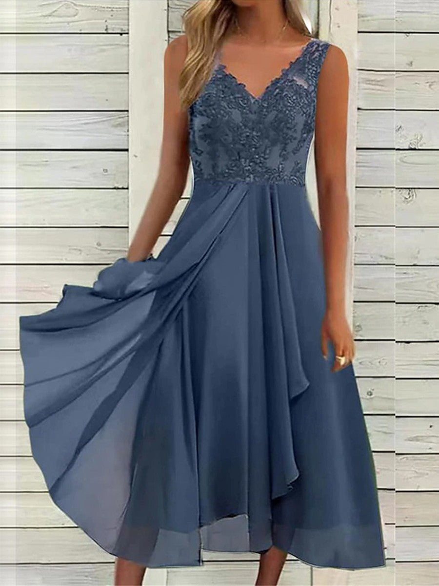 Vestido midi de encaje azul con escote en pico y ribete, sin mangas