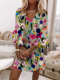 Vestido corto de flores con escote en pico y manga tres cuartos