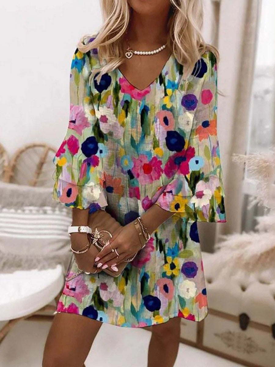 Vestido corto de flores con escote en pico y manga tres cuartos
