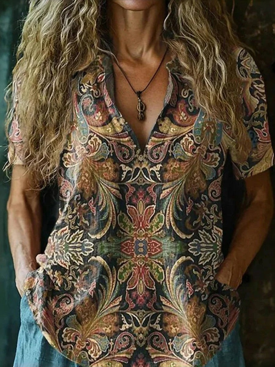 Blusa boho estampada con escote en pico y manga corta