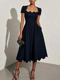 Vestido vintage largo negro con cuello ondulado y manga corta