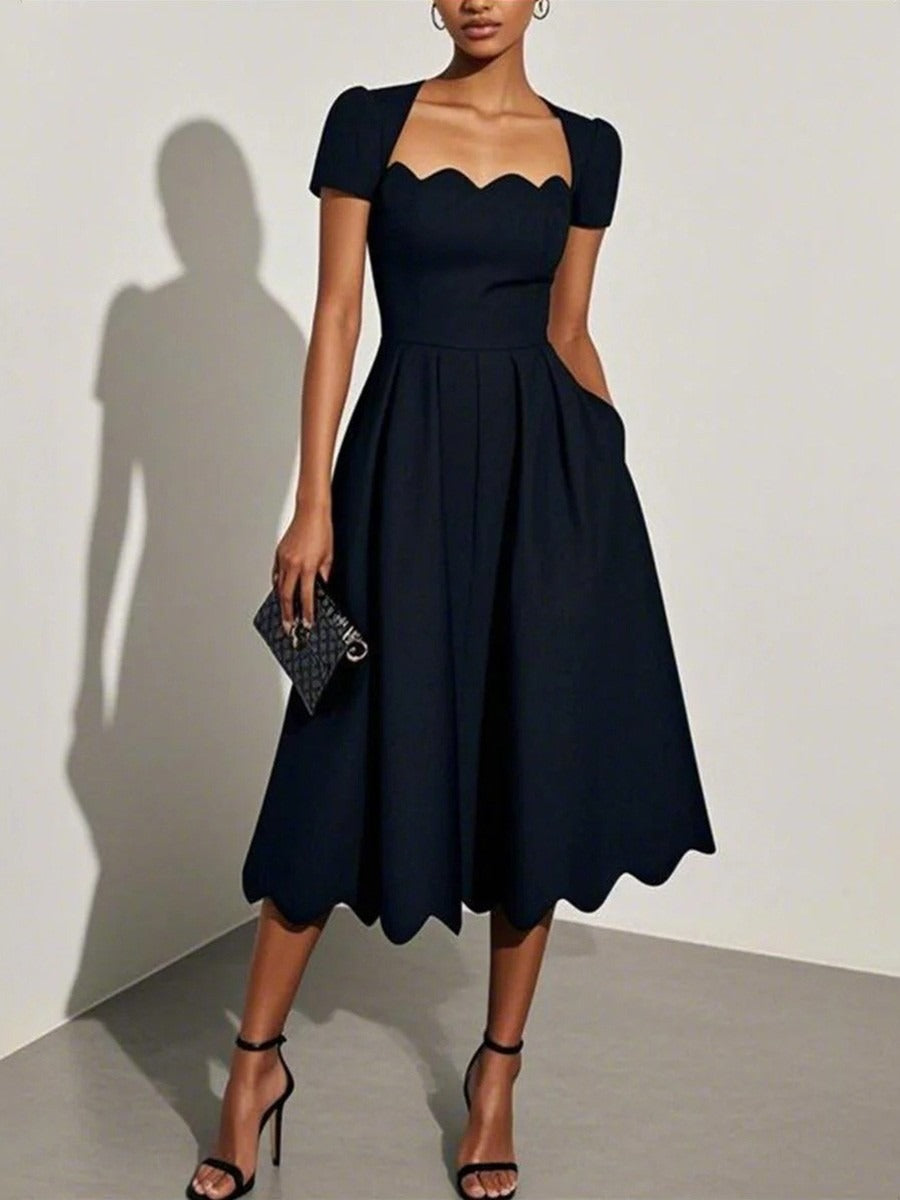 Vestido vintage largo negro con cuello ondulado y manga corta
