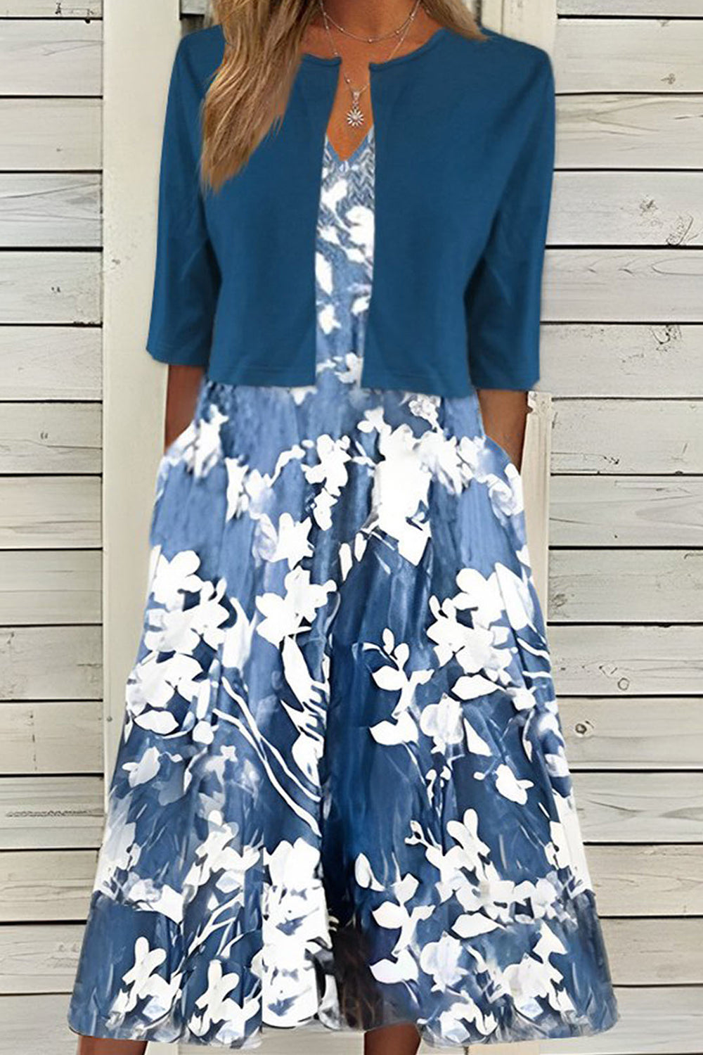 Vestido midi de flores con escote en pico y manga francesa