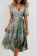 Vestido elegante midi de flores con escote en pico y manga corta