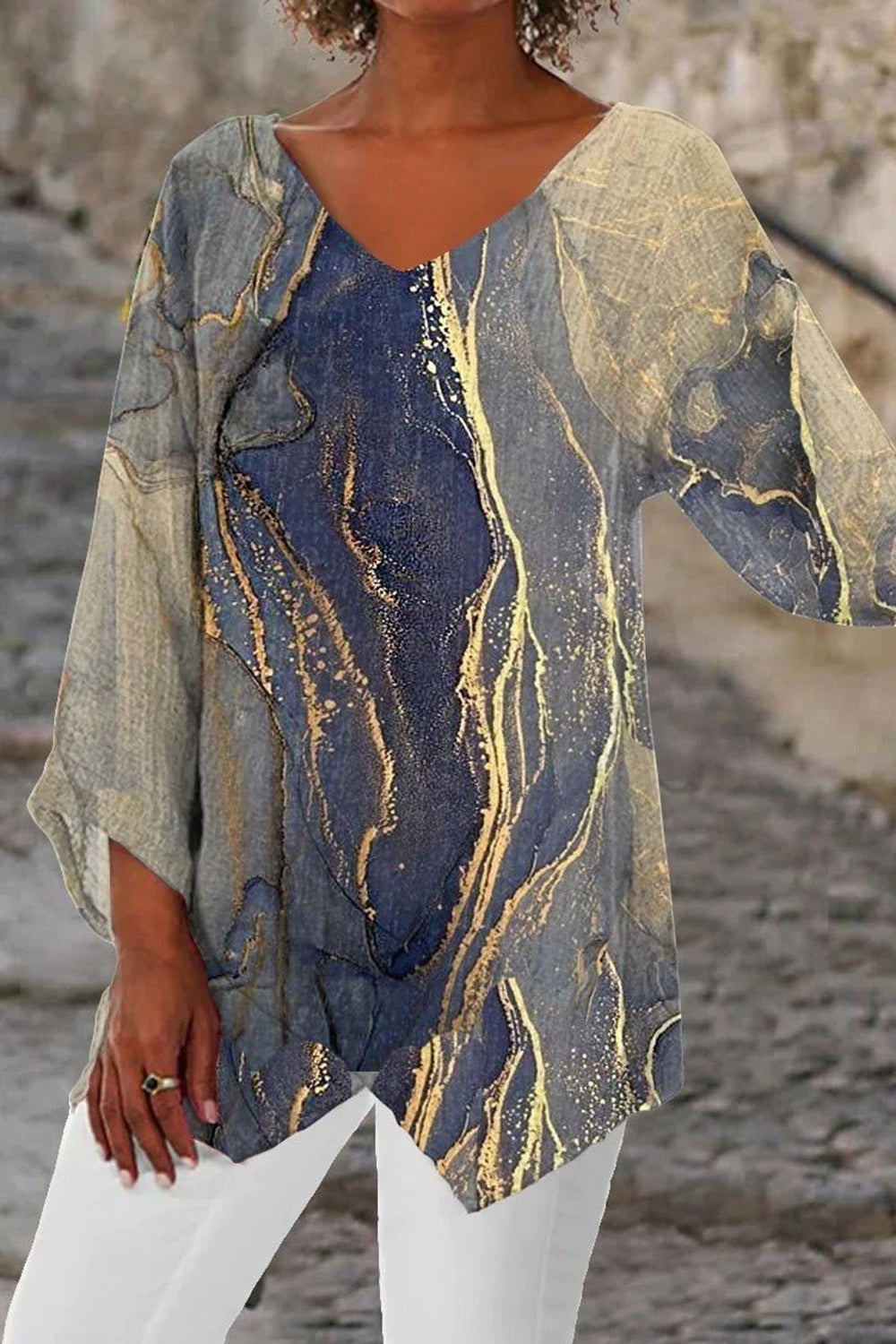 Blusa vintage efecto mármol con escote en pico y manga larga — foto 2