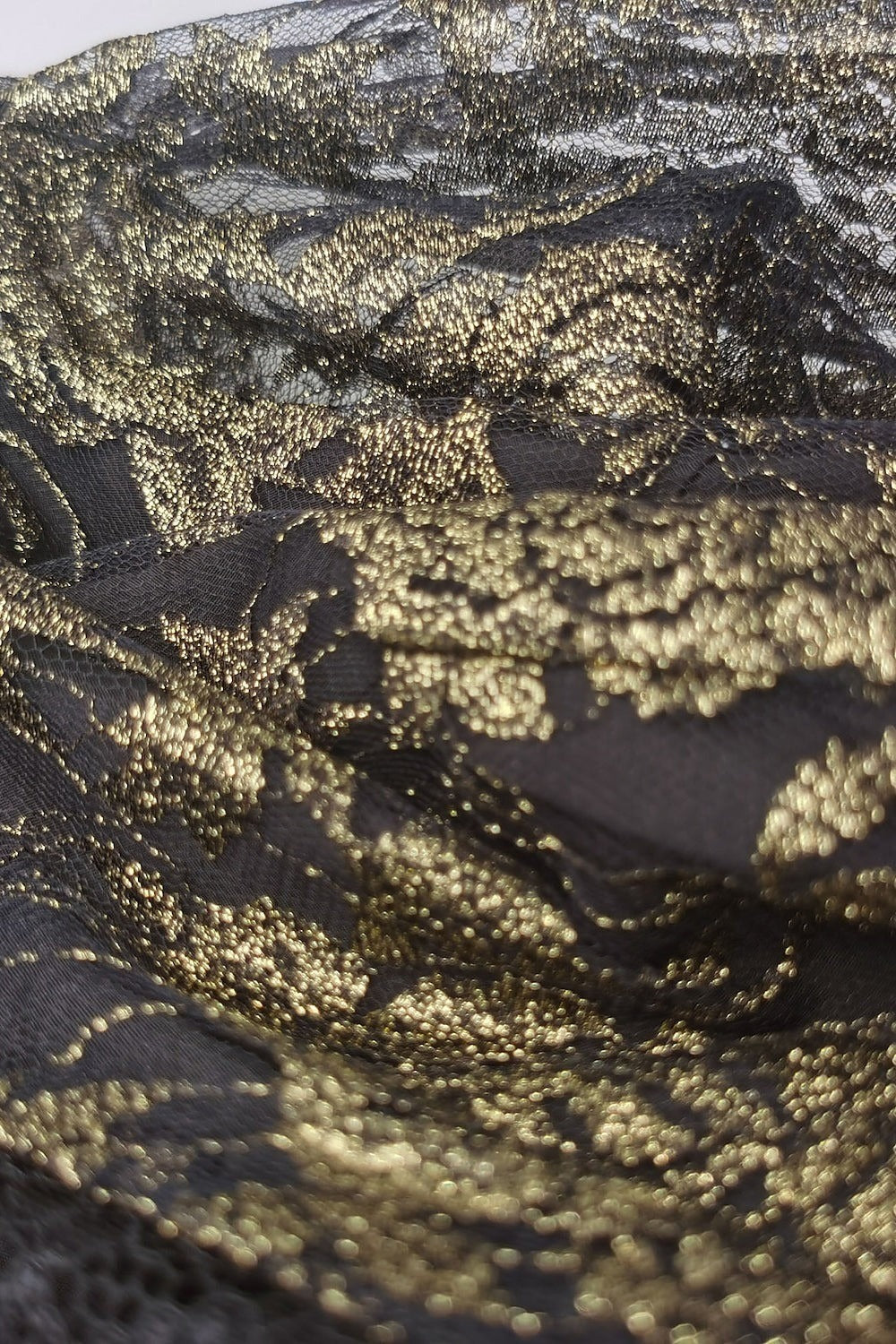 Vestido elegante midi de flores de encaje negro con escote en pico — foto 2