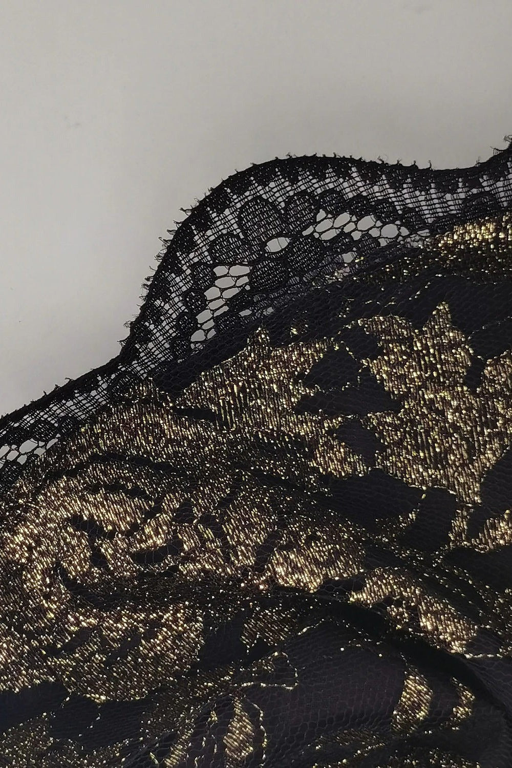 Vestido elegante midi de flores de encaje negro con escote en pico — foto 3