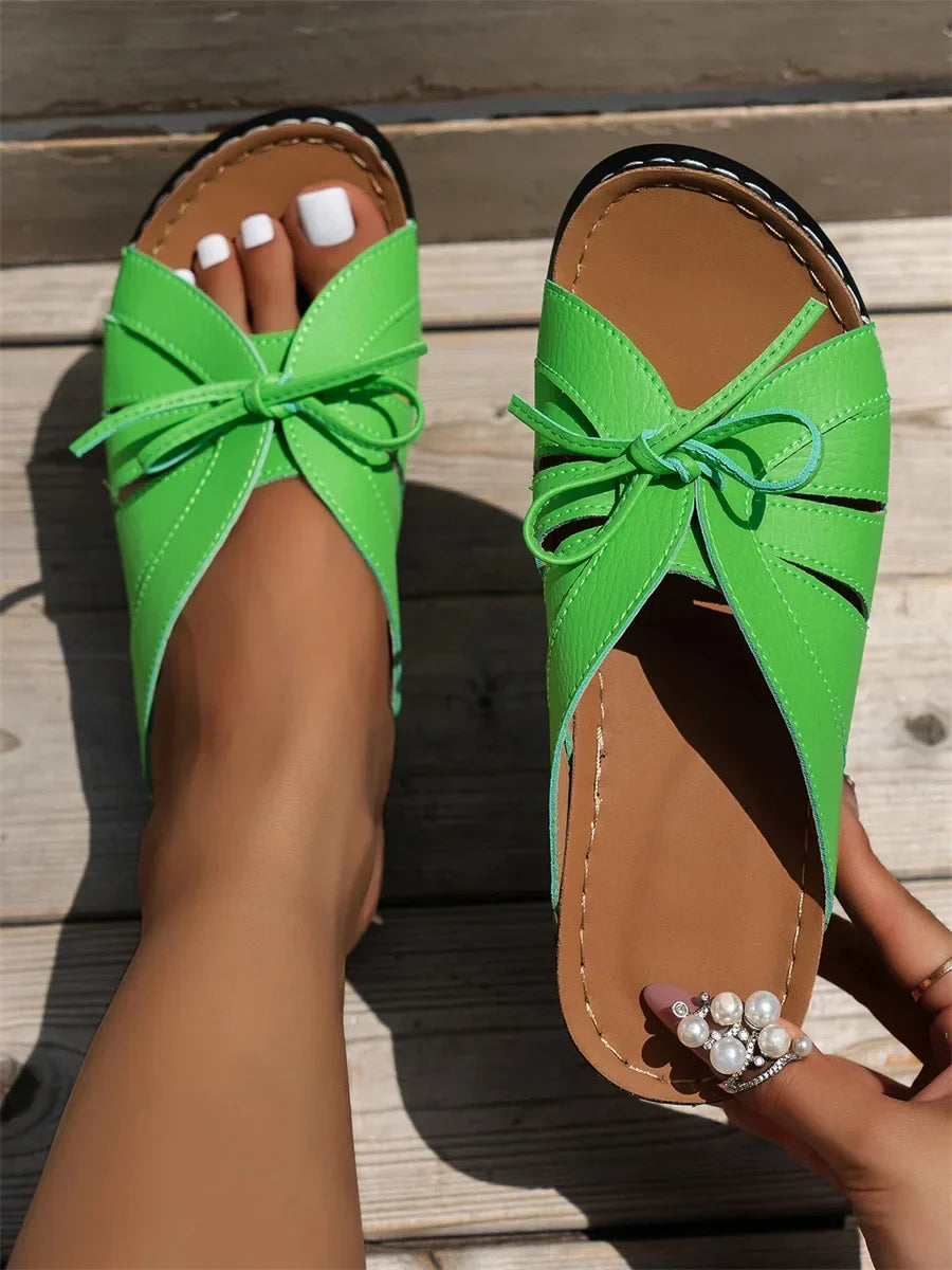 Sandalias casual con detalle calado y lazo