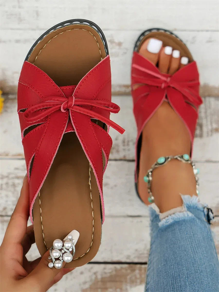 Sandalias casual con detalle calado y lazo