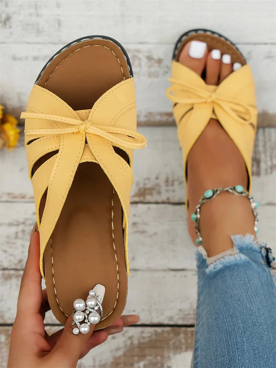 Sandalias casual con detalle calado y lazo