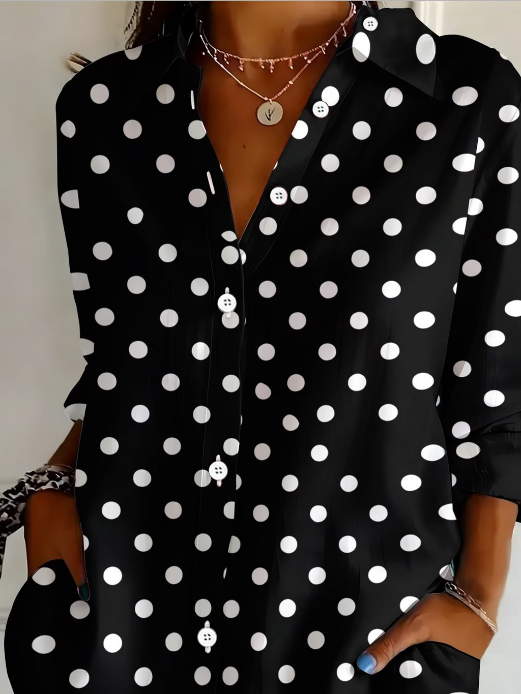 Camisa holgada de lunares con cuello camisero, manga larga y botones — foto 3