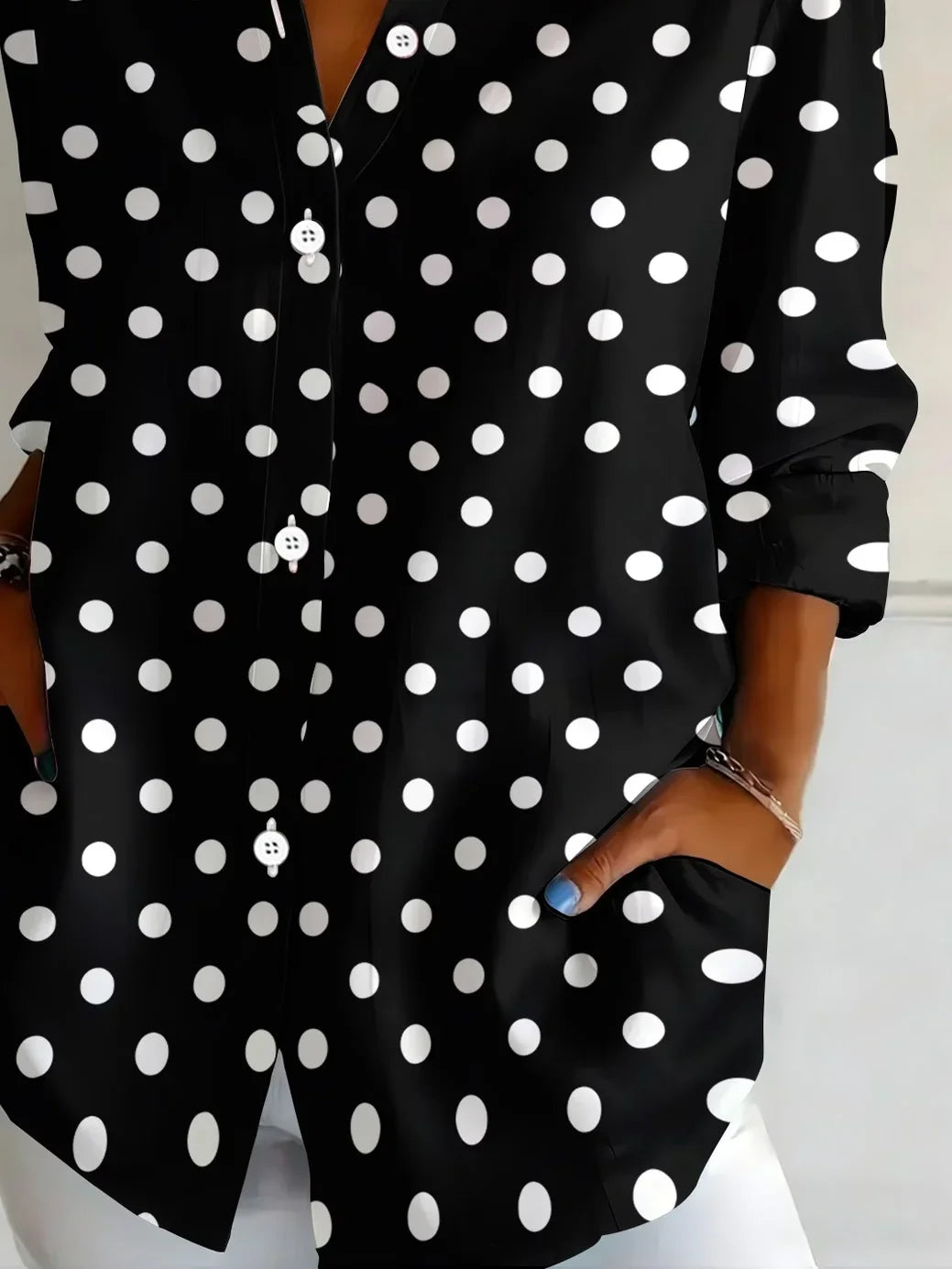 Camisa holgada de lunares con cuello camisero, manga larga y botones — foto 2