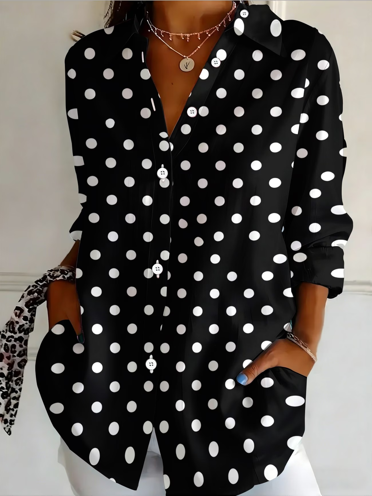 Camisa holgada de lunares con cuello camisero, manga larga y botones