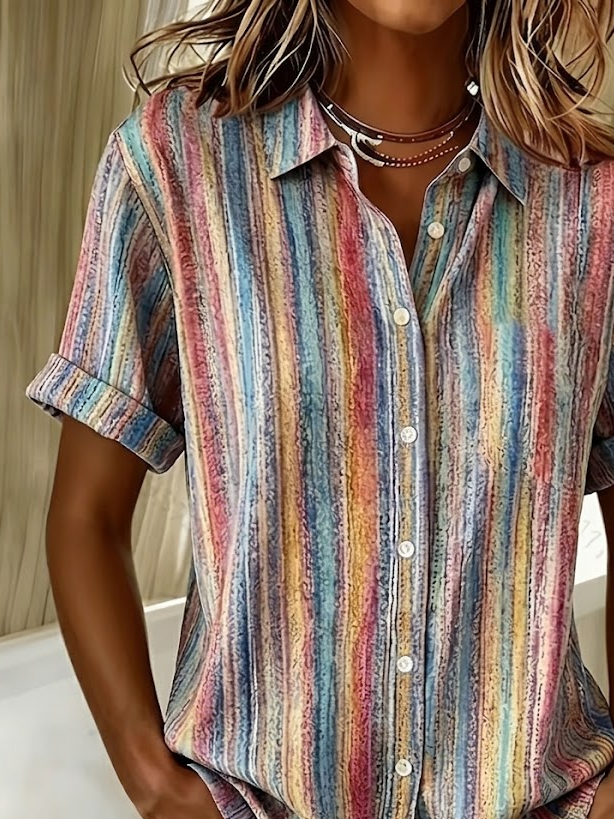 Camisa holgada abstracta con cuello camisero, manga corta y botones — foto 3
