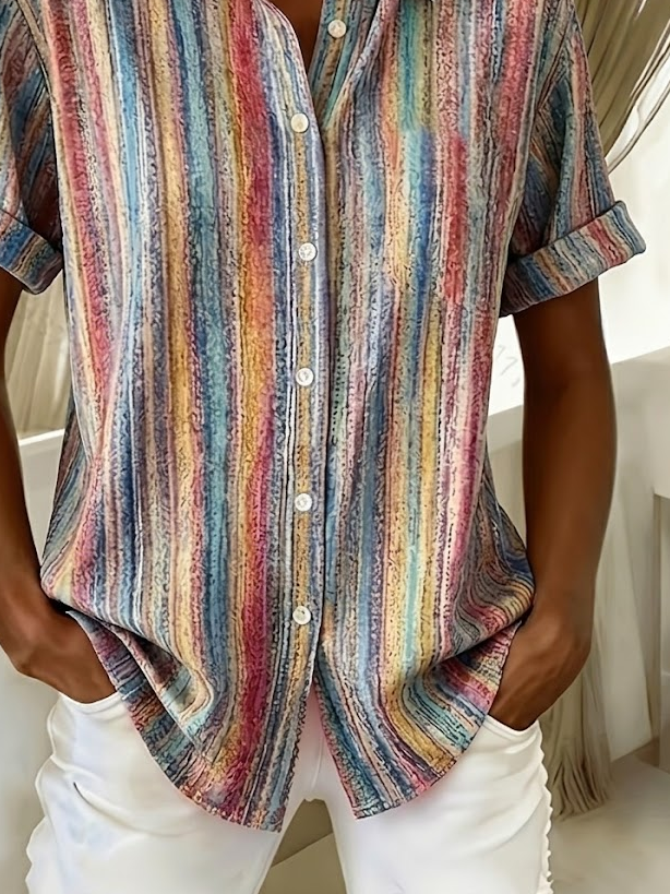 Camisa holgada abstracta con cuello camisero, manga corta y botones — foto 2