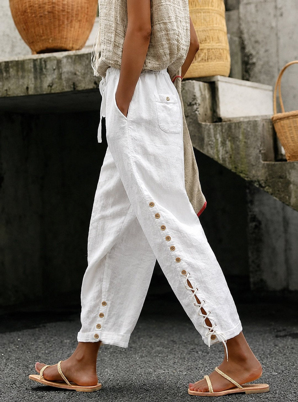 Pantalón de lino blanco con cordón ajustable y cordones