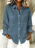 Camisa geométrica azul con cuello camisero, manga larga y botones