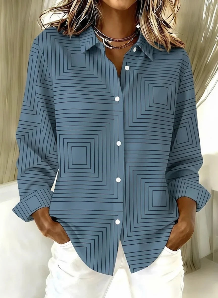 Camisa geométrica azul con cuello camisero, manga larga y botones