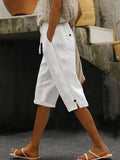 Pantalón capri de lino blanco con cordón ajustable y botones