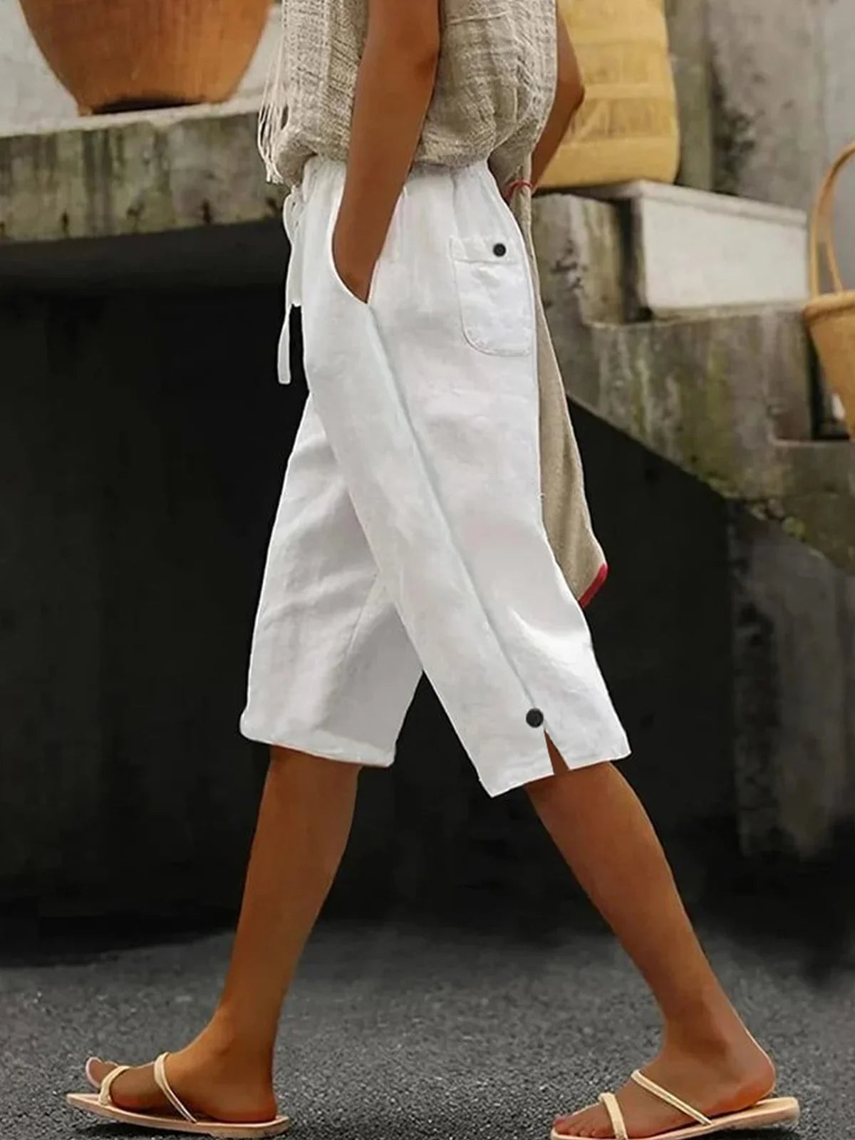 Pantalón capri de lino blanco con cordón ajustable y botones